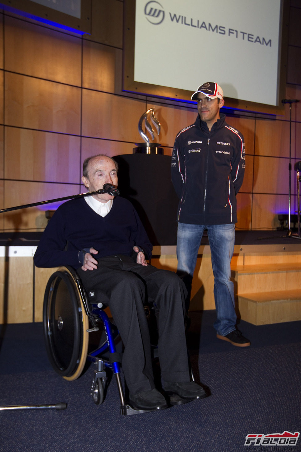 Pastor Maldonado asiste a las palabras de Frank Williams