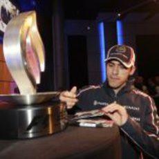 Pastor Maldonado firma autografos