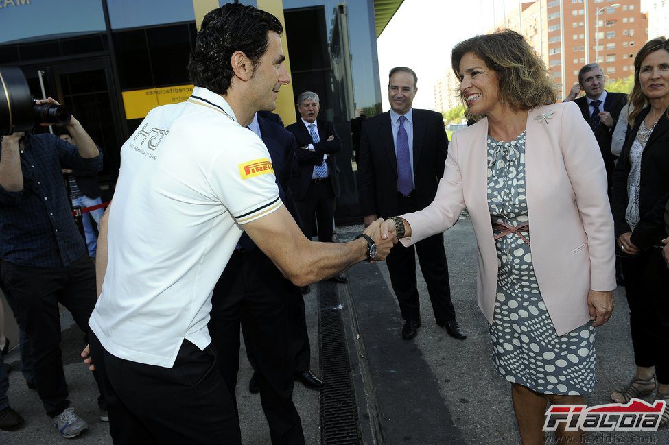 Ana Botella saluda a Pedro de la Rosa