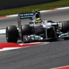 Nico Rosberg coge una curva en Montmeló