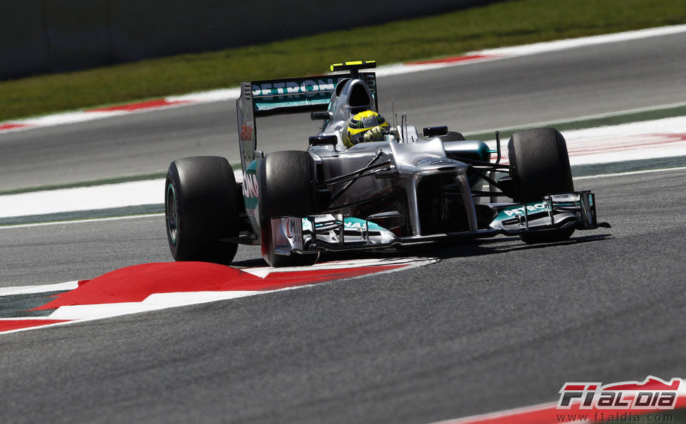 Nico Rosberg coge una curva en Montmeló