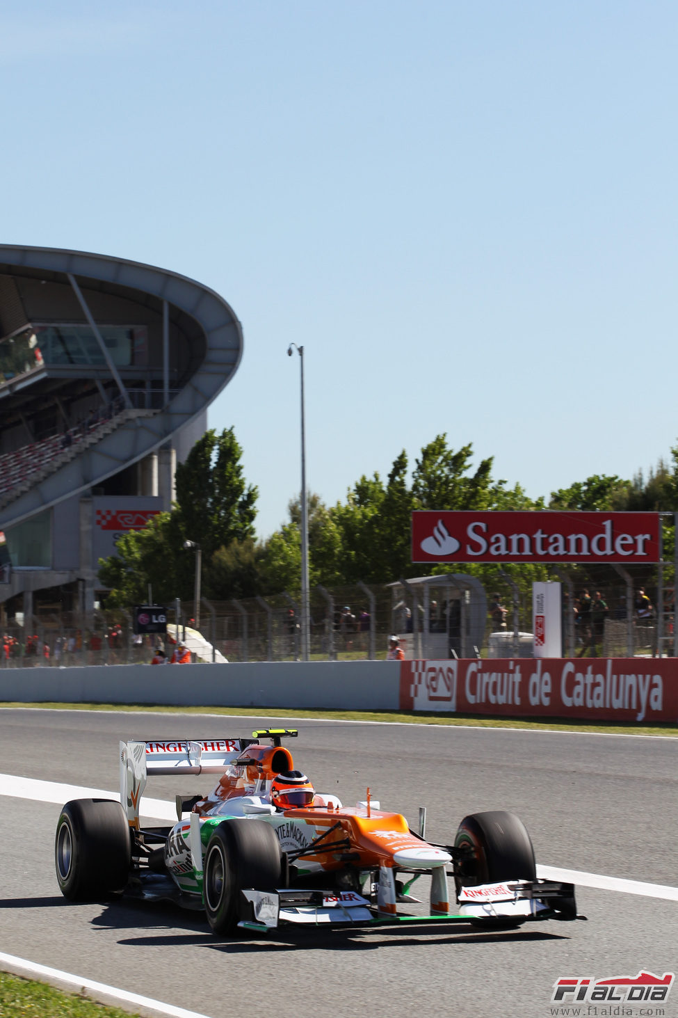 Nico Hülkenberg sale del 'pit lane' en Montmeló