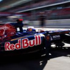 Daniel Ricciardo sale del garaje en Montmeló
