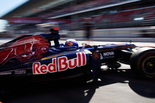 Daniel Ricciardo sale del garaje en Montmeló
