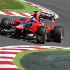 Charles Pic toma una curva en Montmeló