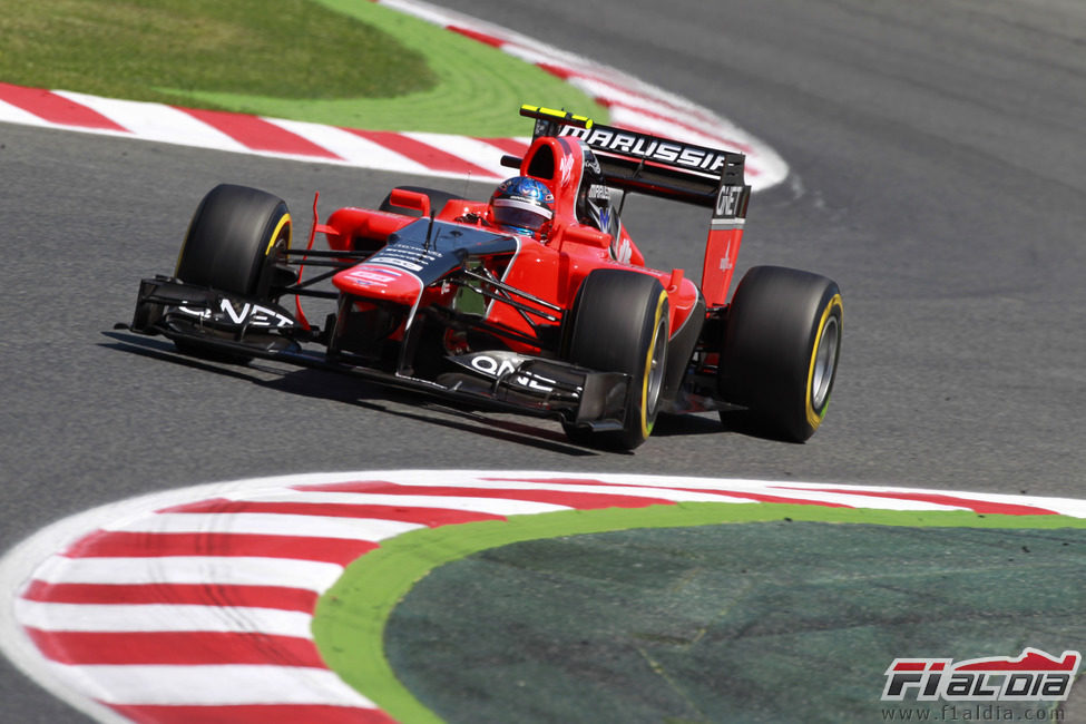 Charles Pic toma una curva en Montmeló