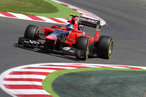 Charles Pic toma una curva en Montmeló