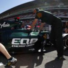 Vitaly Petrov regresa al garaje en Barcelona