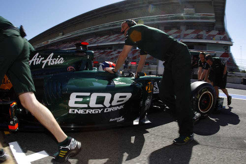 Vitaly Petrov regresa al garaje en Barcelona
