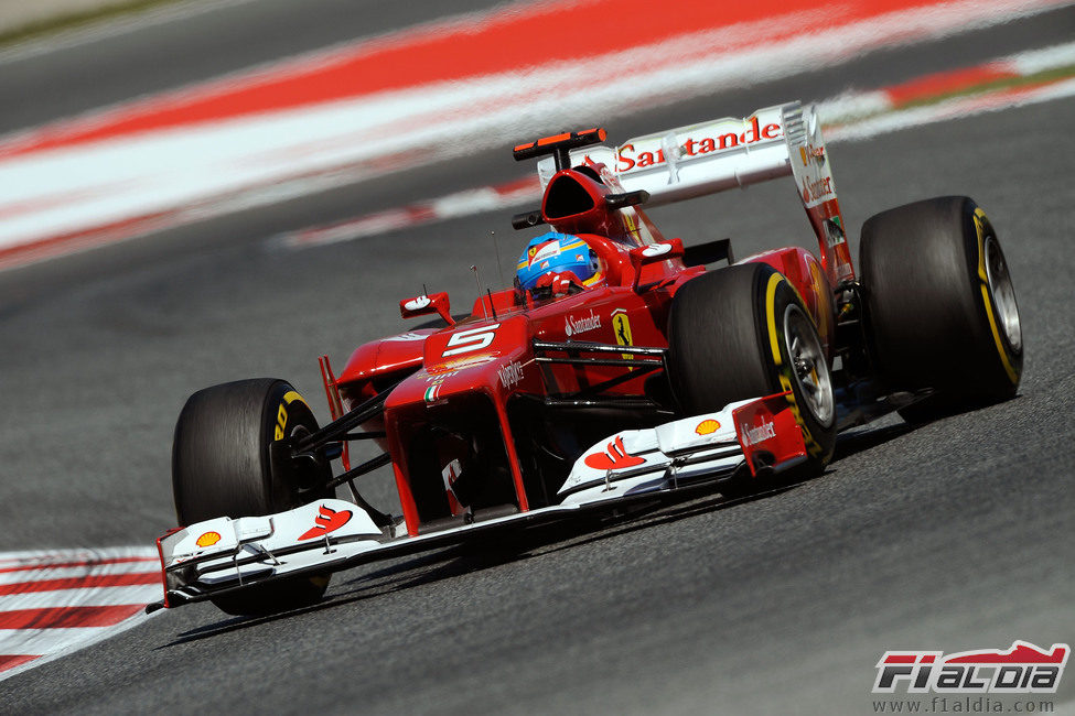 Fernando Alonso rueda en los últimos libres de Barcelona