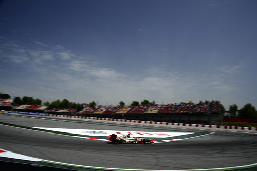 Narain Karthikeyan llega a una frenada en Montmeló