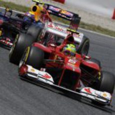 Felipe Massa por delante de un Red Bull