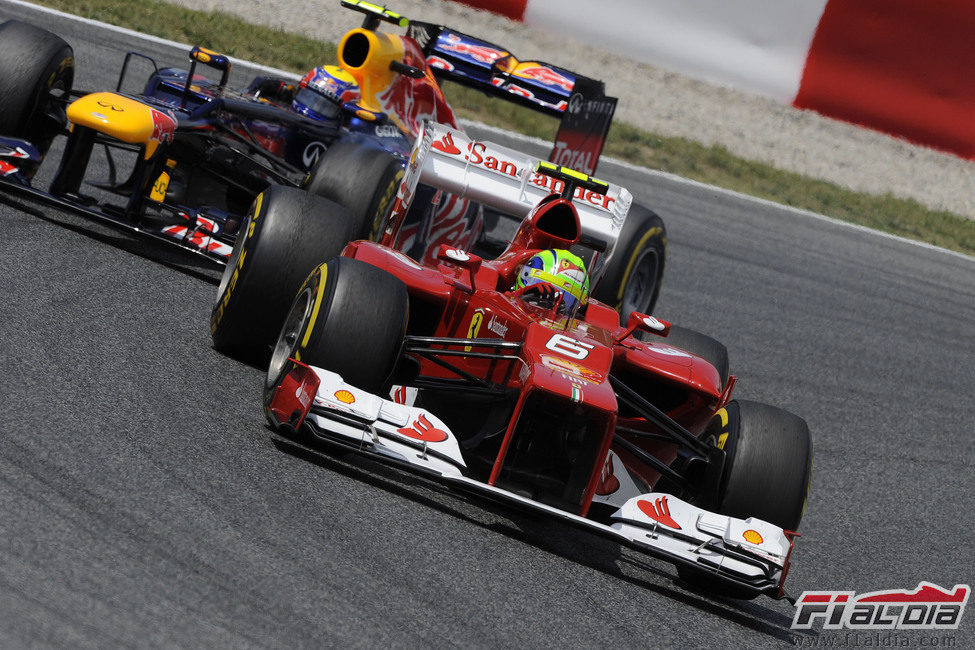 Felipe Massa por delante de un Red Bull