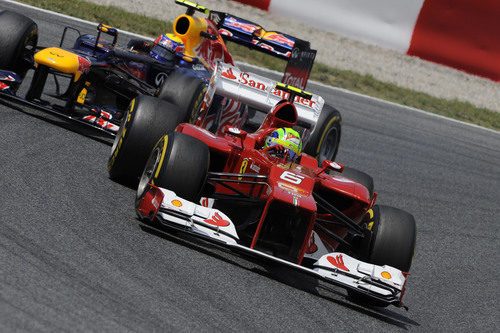 Felipe Massa por delante de un Red Bull