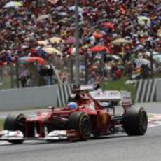 Fernando Alonso sale de una curva durante la carrera en Montmeló