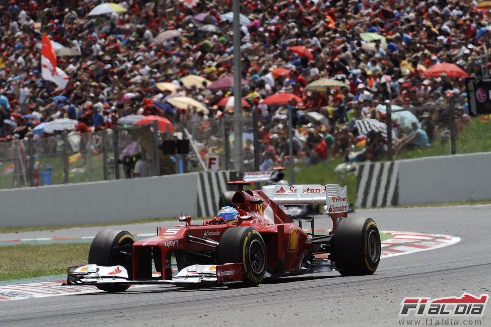 Fernando Alonso sale de una curva durante la carrera en Montmeló