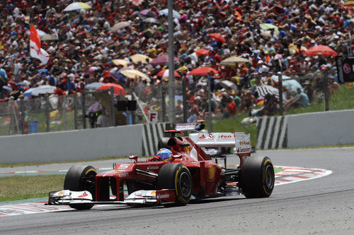 Fernando Alonso sale de una curva durante la carrera en Montmeló