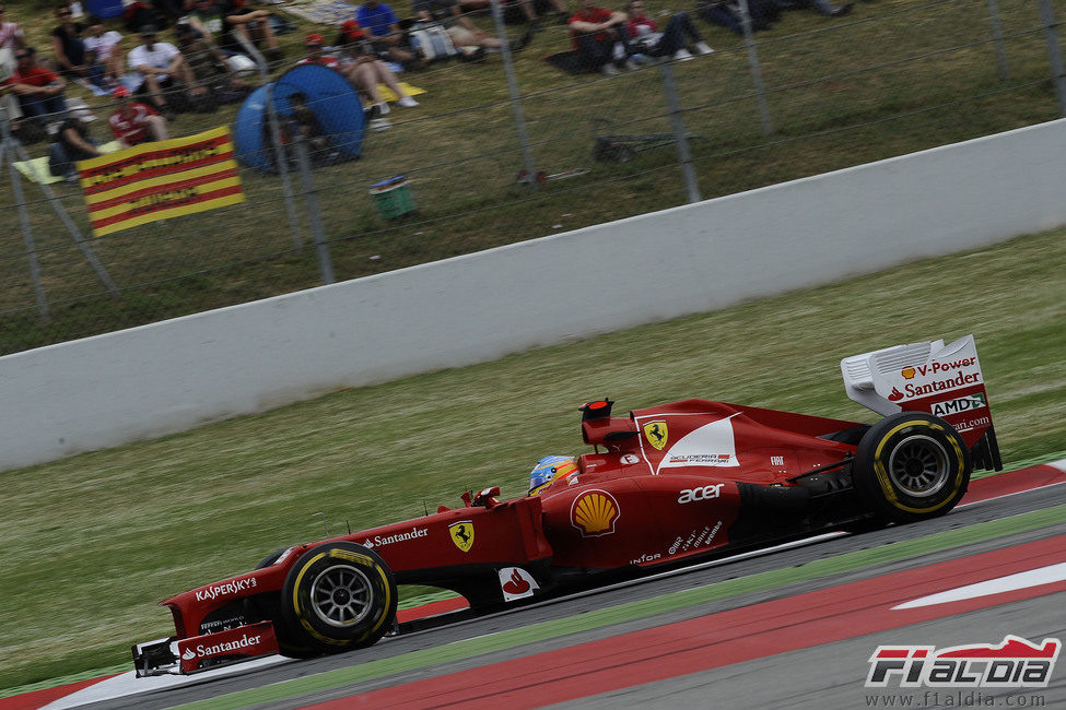Fernando Alonso trata de mejorar sus tiempos en carrera