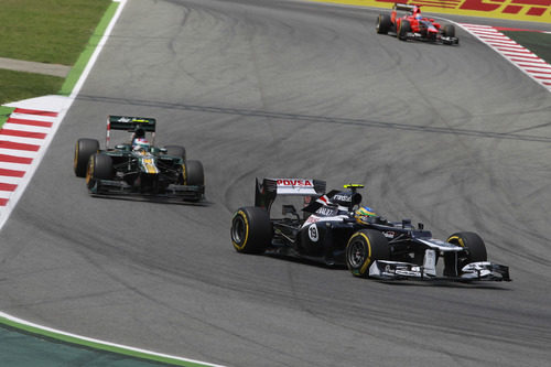 Bruno Senna llega a la curva por delante de un Caterham