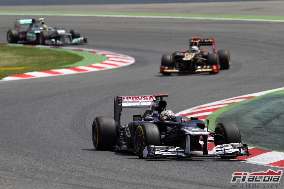 Pastor Maldonado sale de una curva durante la carrera en Montmeló