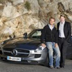 Nico Rosberg y Mika Häkkinen junto a un Mercedes en Mónaco