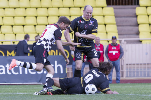 Vitaly Petrov y el Príncipe Alberto II disputan el balón