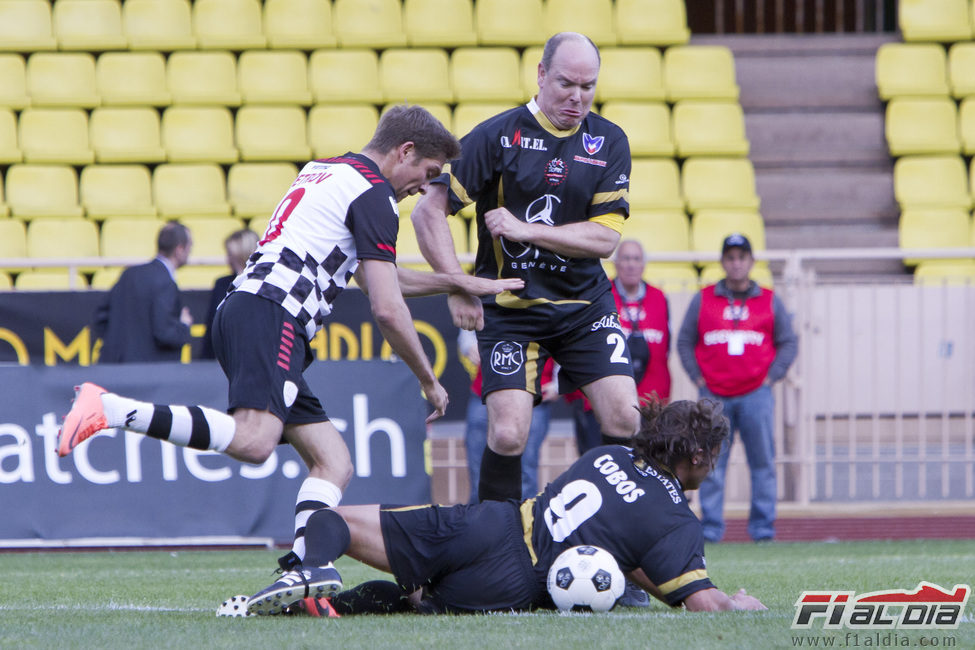 Vitaly Petrov y el Príncipe Alberto II disputan el balón