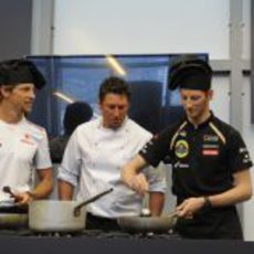 Grosjean y Button nos muestran sus artes culinarias en Mónaco