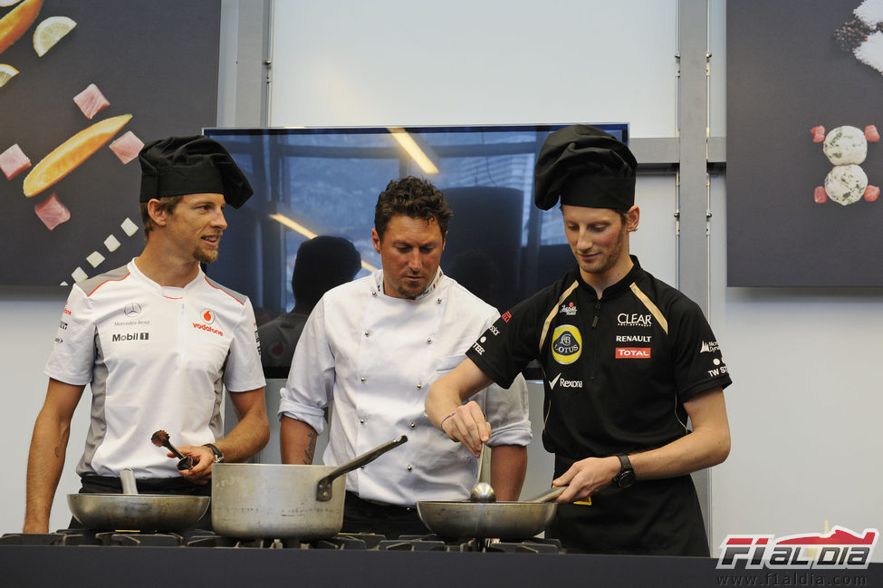 Grosjean y Button nos muestran sus artes culinarias en Mónaco