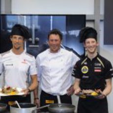 Grosjean y Button muestran sus platos