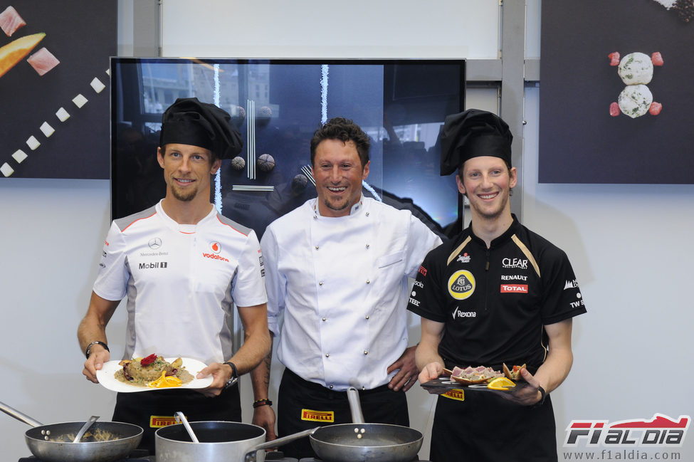 Grosjean y Button muestran sus platos