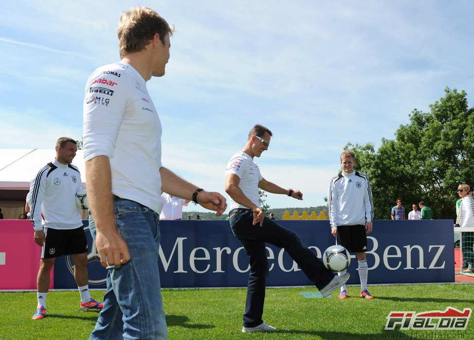 Rosberg y Schumacher juegan al fútbol con su Selección