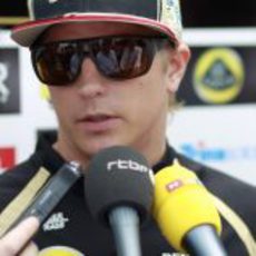 Kimi Räikkonen atiende a la prensa en Mónaco