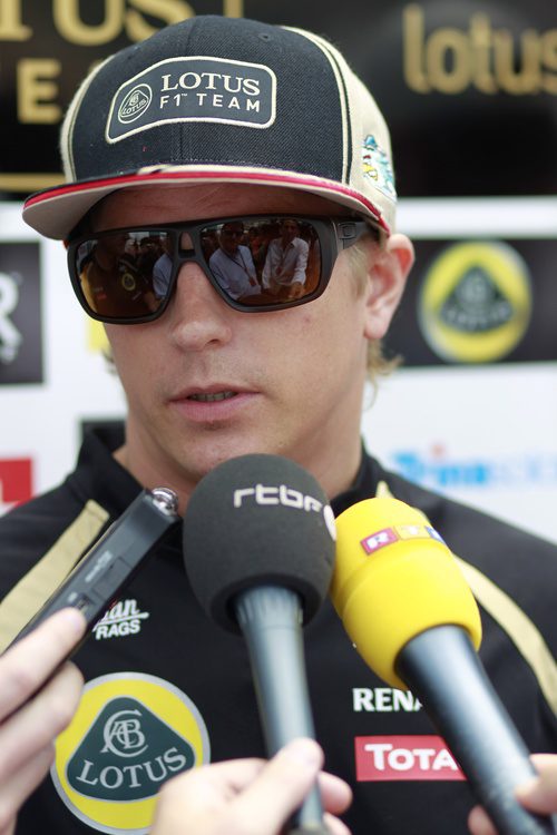 Kimi Räikkonen atiende a la prensa en Mónaco