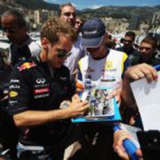 Sebastian Vettel firma autógrafos en Mónaco