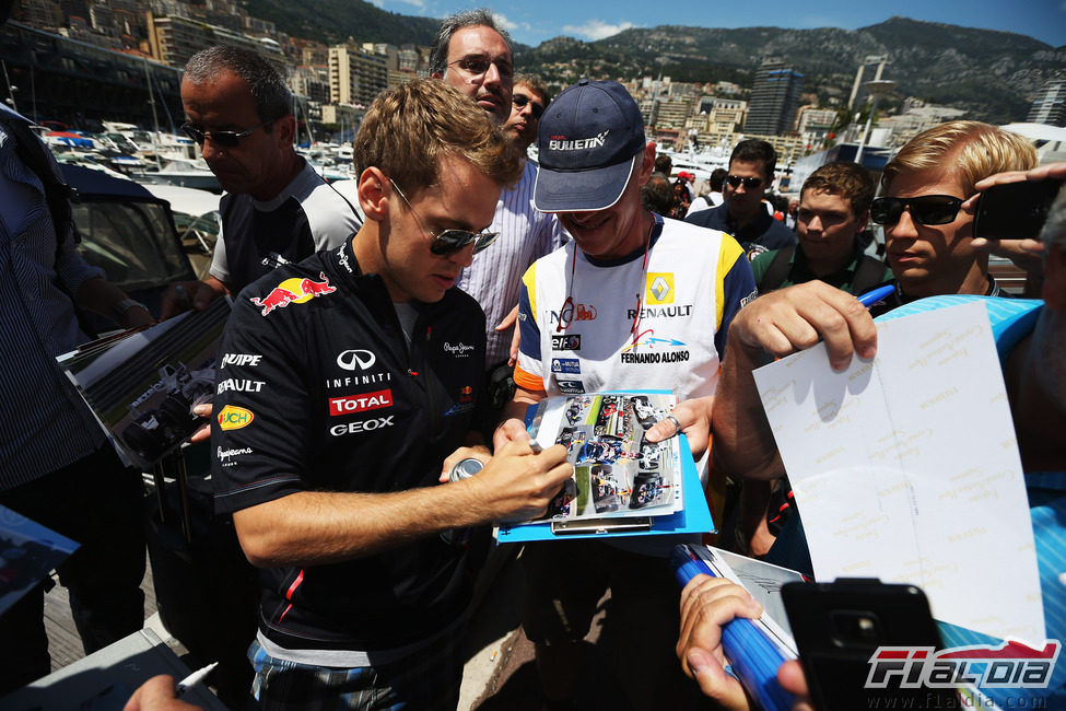 Sebastian Vettel firma autógrafos en Mónaco