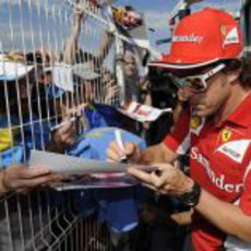 Fernando Alonso firma autógrafos en Mónaco 2012