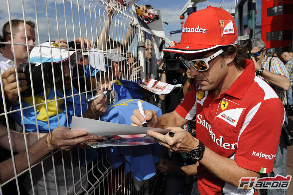 Fernando Alonso firma autógrafos en Mónaco 2012