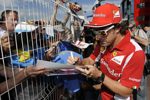 Fernando Alonso firma autógrafos en Mónaco 2012