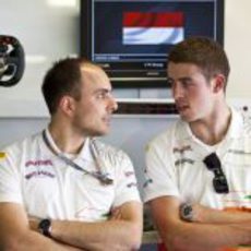 Paul di Resta habla con uno de sus ingenieros en Mónaco