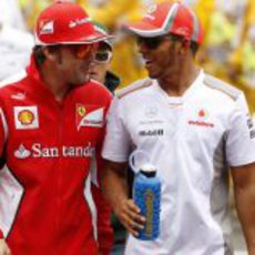 Fernando Alonso y Lewis Hamilton en la parrilla del GP de España 2012