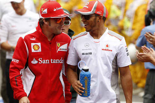 Fernando Alonso y Lewis Hamilton en la parrilla del GP de España 2012