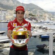 Fernando Alonso nos muestra su casco para el GP de Mónaco 2012