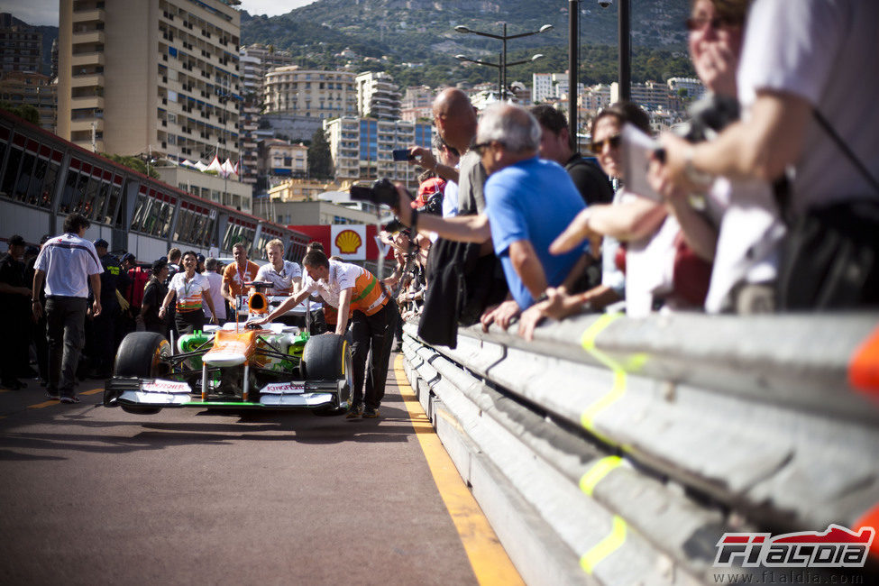 Los mecánicos de Force India llevan el monoplaza a su box