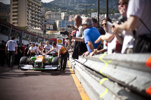 Los mecánicos de Force India llevan el monoplaza a su box