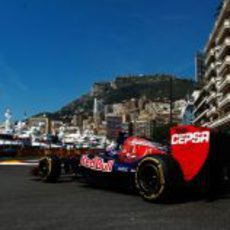 Daniel Ricciardo rueda en los libres de Mónaco