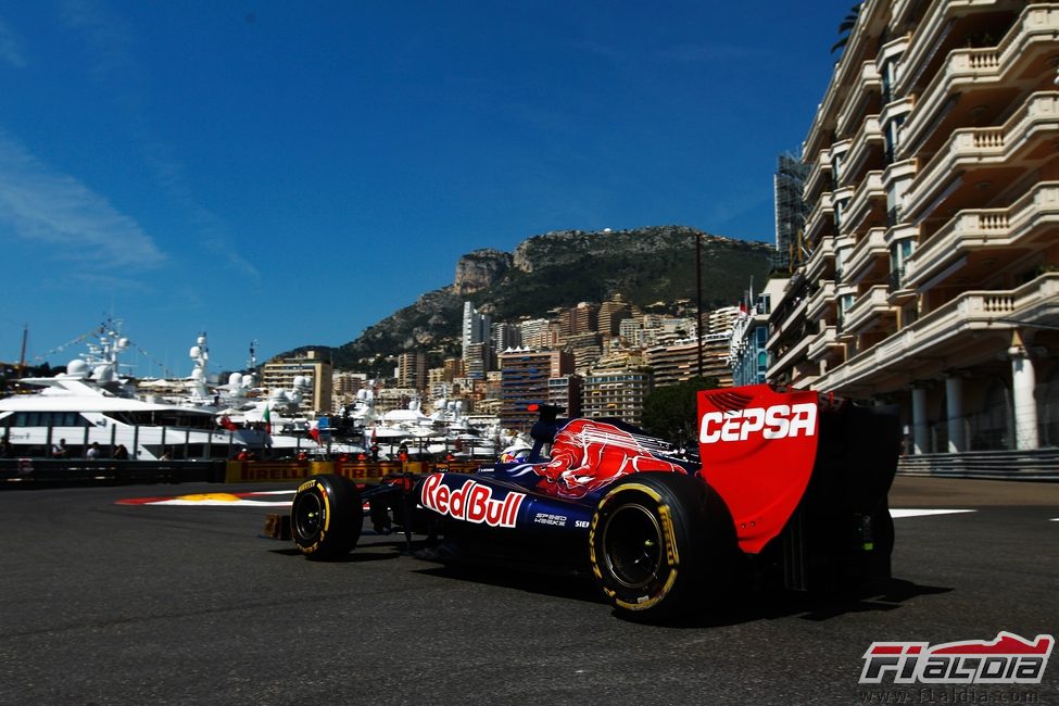 Daniel Ricciardo rueda en los libres de Mónaco