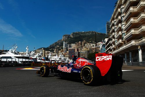 Daniel Ricciardo rueda en los libres de Mónaco
