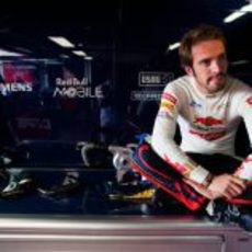 Jean-Eric Vergne espera que pase la lluvia en los segundos libres de Mónaco