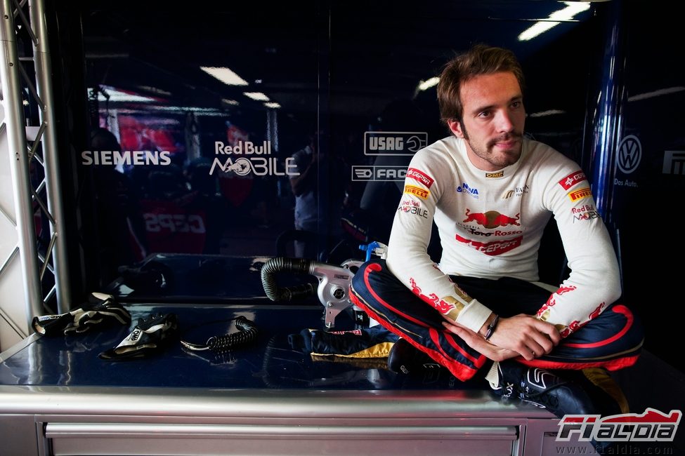 Jean-Eric Vergne espera que pase la lluvia en los segundos libres de Mónaco